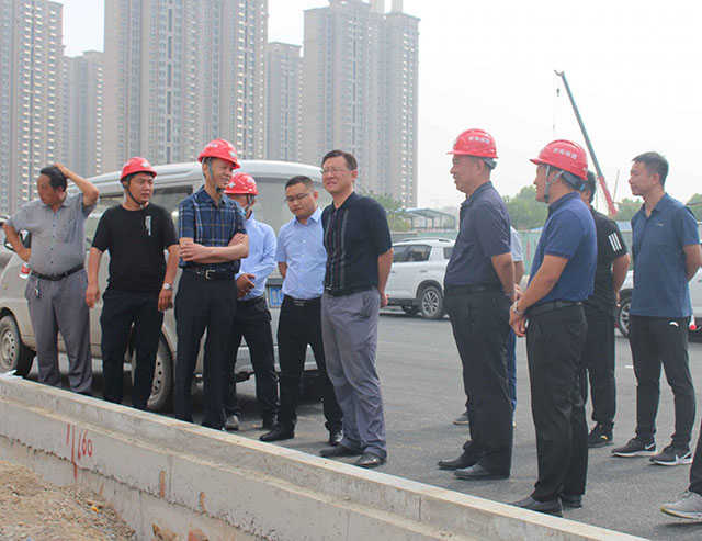 济南轨道交通集团副总经理杨晓东察看奥体西路北延建设工程