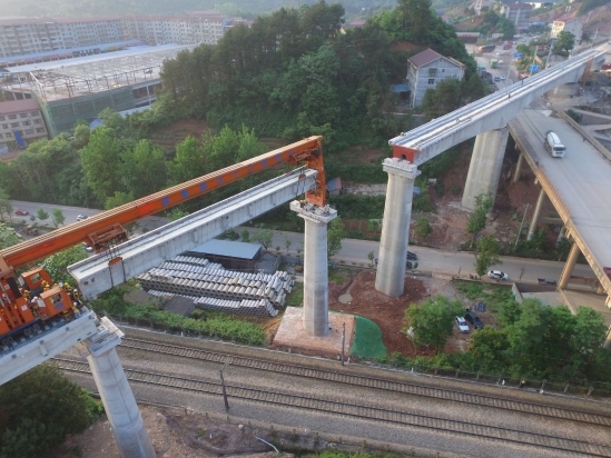 渝怀铁路增建二线湖南段首次实施跨铁路架梁施工