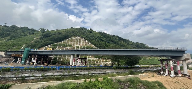 永金高速项目曼来枢纽A匝道一号桥钢箱梁完成安装