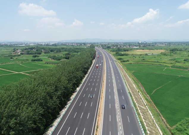 合芜改扩建放行首段双向八车道路段