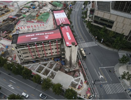 198个行走器让7600吨老建筑“步履轻盈” 一建集团再创保护建筑平移新纪录