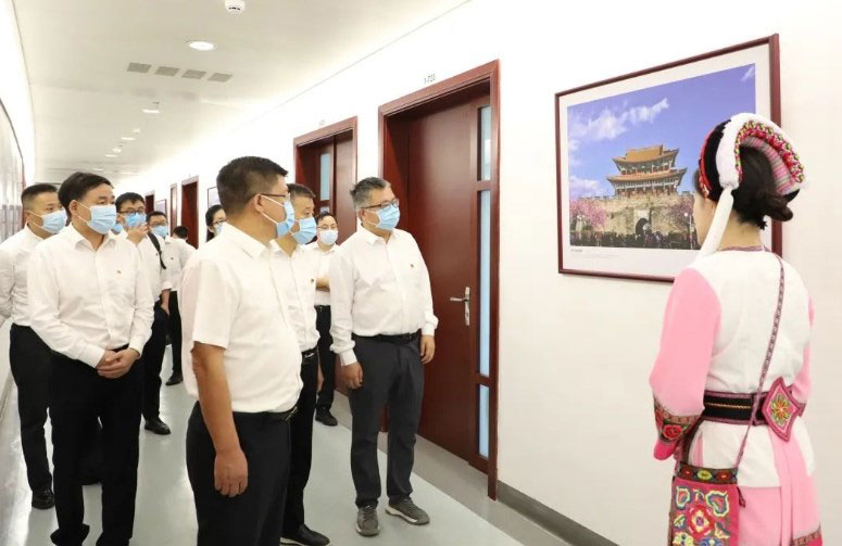 公司领导干部参观云南省纪委监委廉洁文化走廊