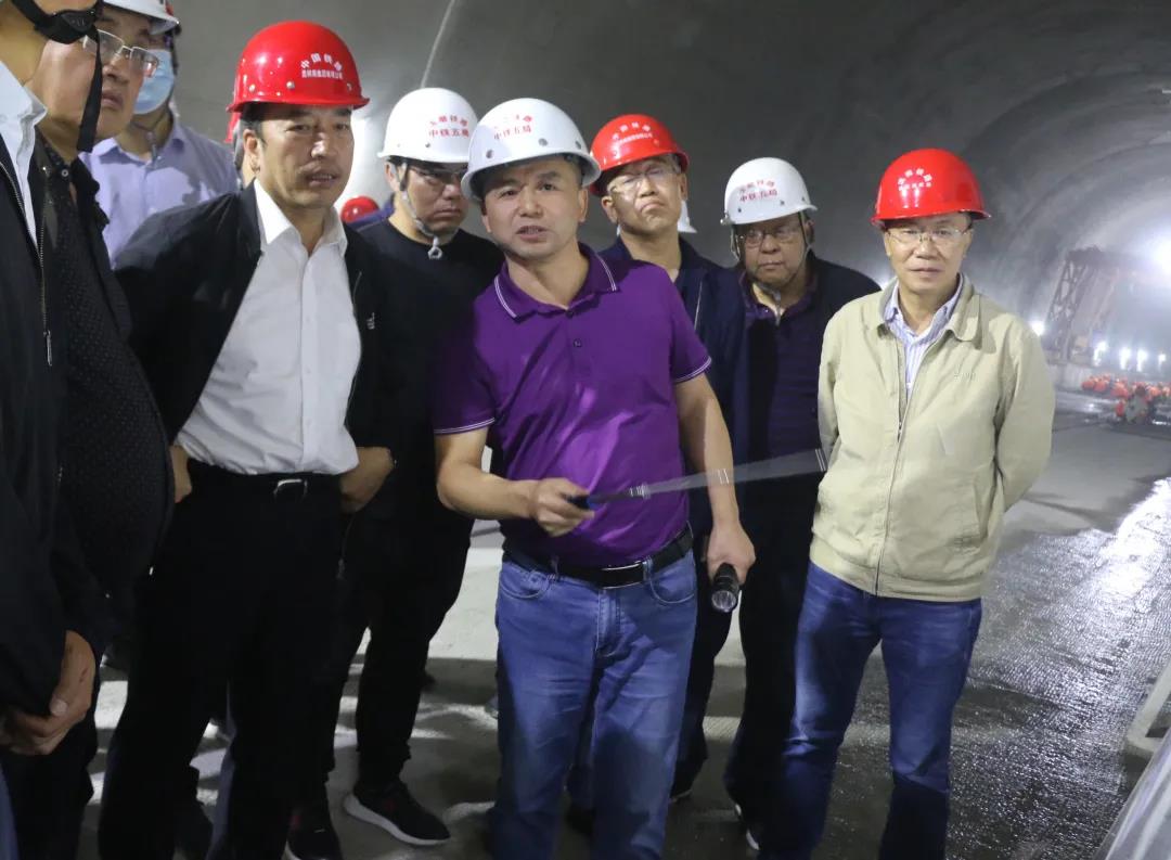 中国铁路昆明局集团有限公司总经理熊春庚到玉磨项目调研