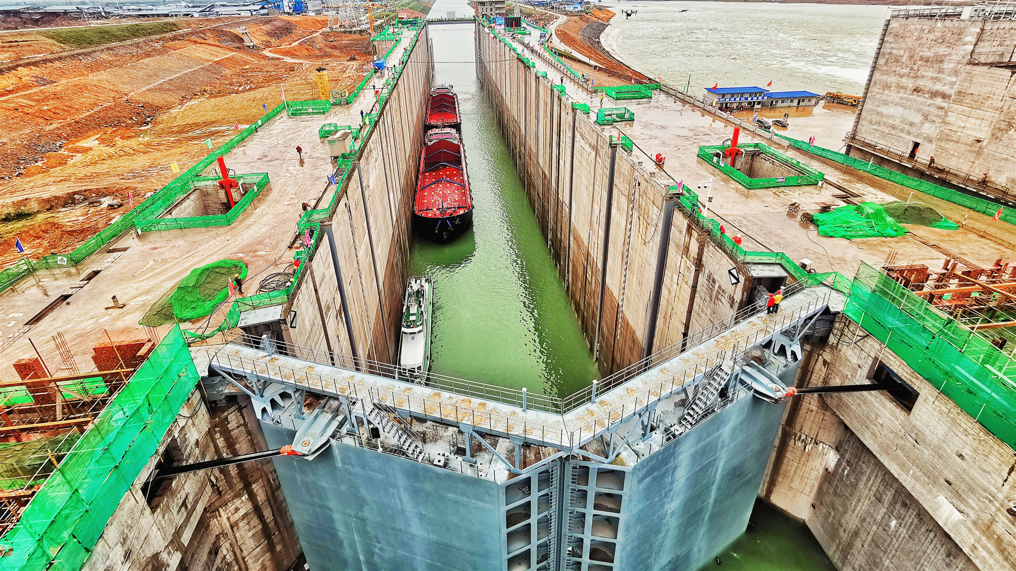 中国能建葛洲坝集团承建大藤峡水利枢纽工程船闸试通航