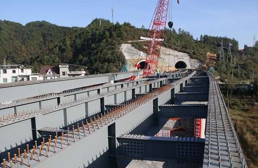 351国道常山段项目西坑溪大桥架设圆满完成