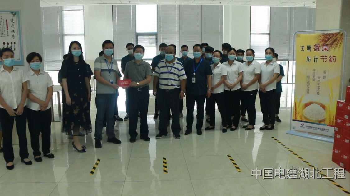 李大茂到恒源物业及电建物业开展送清凉慰问