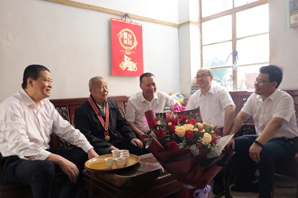 娄靓涛一行到二公司走访慰问抗美援朝老战士