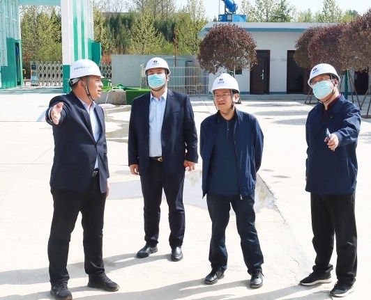 张玉峰到偃师东山项目、大禹建材分公司干混砂浆站调研指导工作