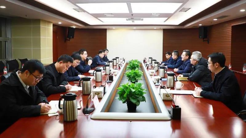 王珂平与四川省交通投资集团党委书记、董事长冯文生进行会谈