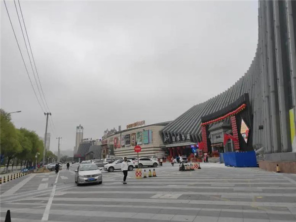 关东古巷门前这个停车场接入城泊通了，有412个泊位