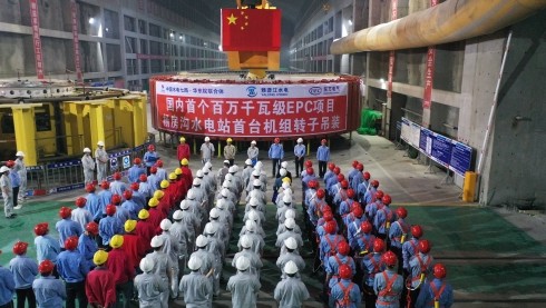 国内首个百万千瓦级EPC水电项目杨房沟水电站首台机组转子成功吊装