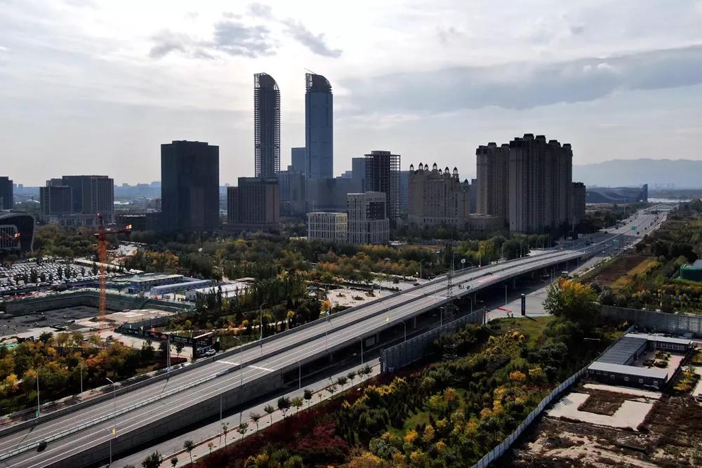 银川市首条贯穿东西的城市快速道路通车运行