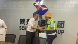 集团党委副书记、总经理樊军林一行赴装饰公司未央区办公楼改造项目进行暑期慰问 