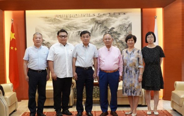 虹口区人大常委会主任朱勤皓一行莅临森信集团视察指导