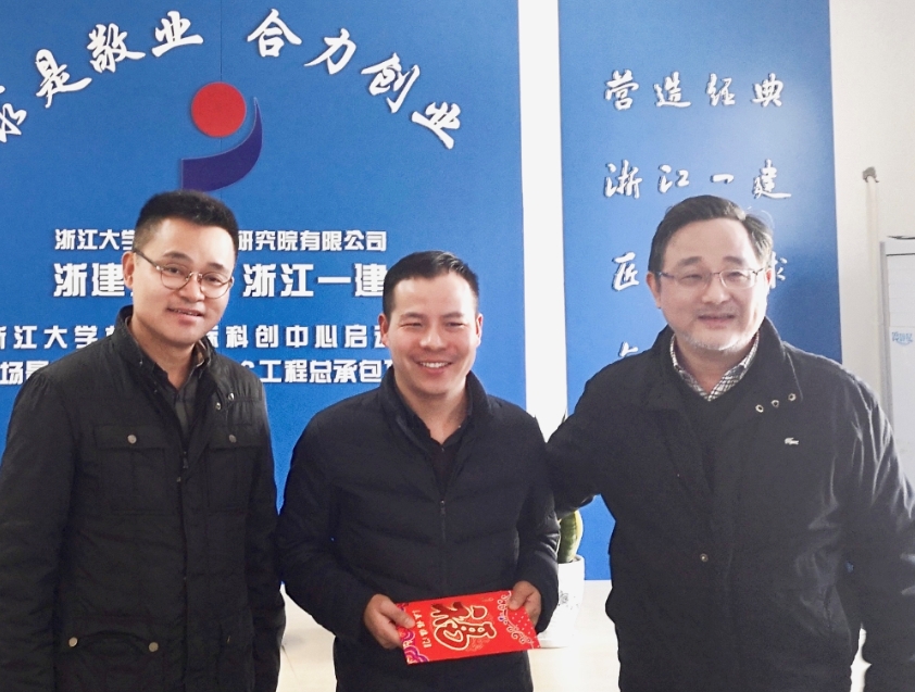 崔峻春节赴集团浙江大学杭州国际科创中心项目慰问一线职工