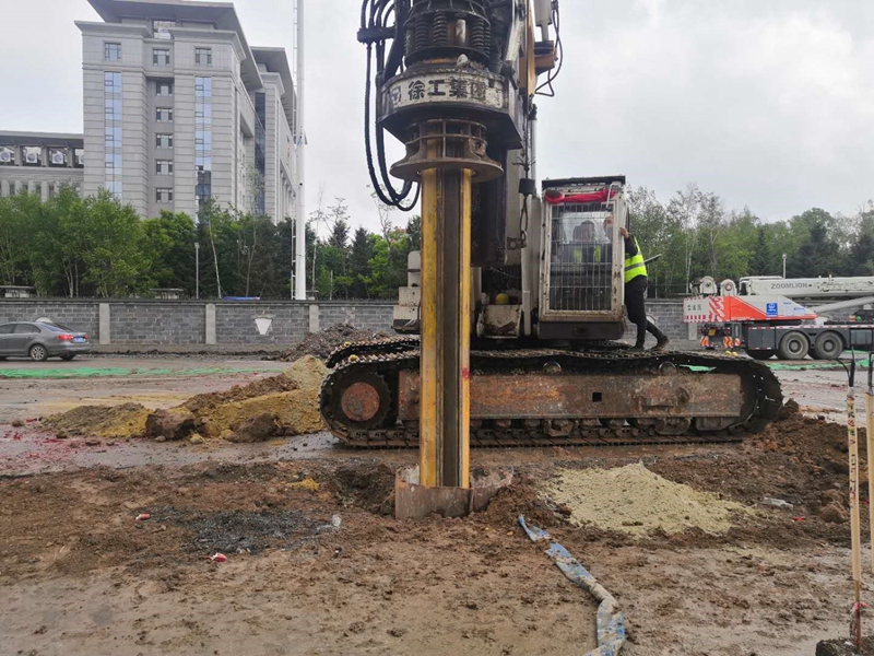 长春轨道交通6号线南四环路站围护桩第一桩开钻