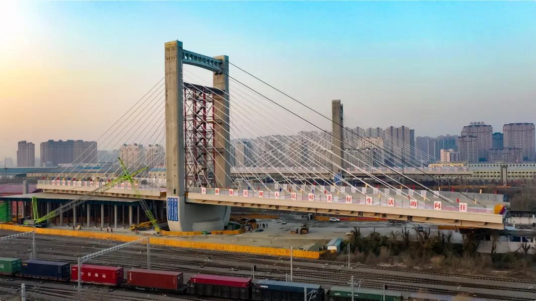 58000吨！我国跨越铁路线路最多转体斜拉桥合龙
