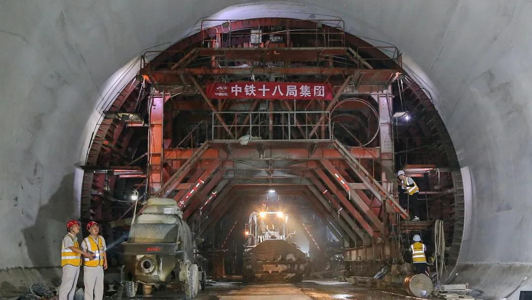 中铁十八局承建，我国华东地区最长高铁隧道——杭绍台高铁东茗隧道贯通
