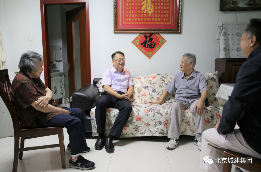 市委组织部人才工作局领导看望慰问施仲衡院士