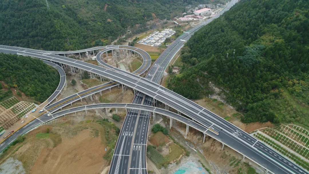 陕西第一条设计施工总承包高速公路今天通车，总投资近百亿