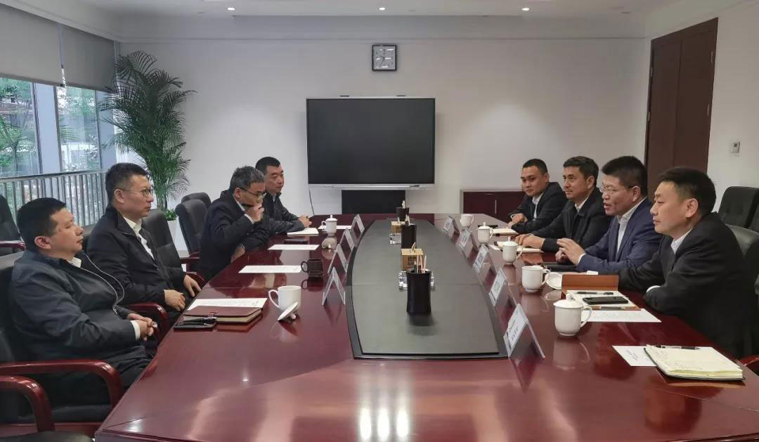袁文清会见成都天投集团党委书记、董事长钟红卫