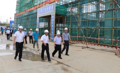 中化重机公司党委书记、执行董事温法玺到四川乐凯项目部调研