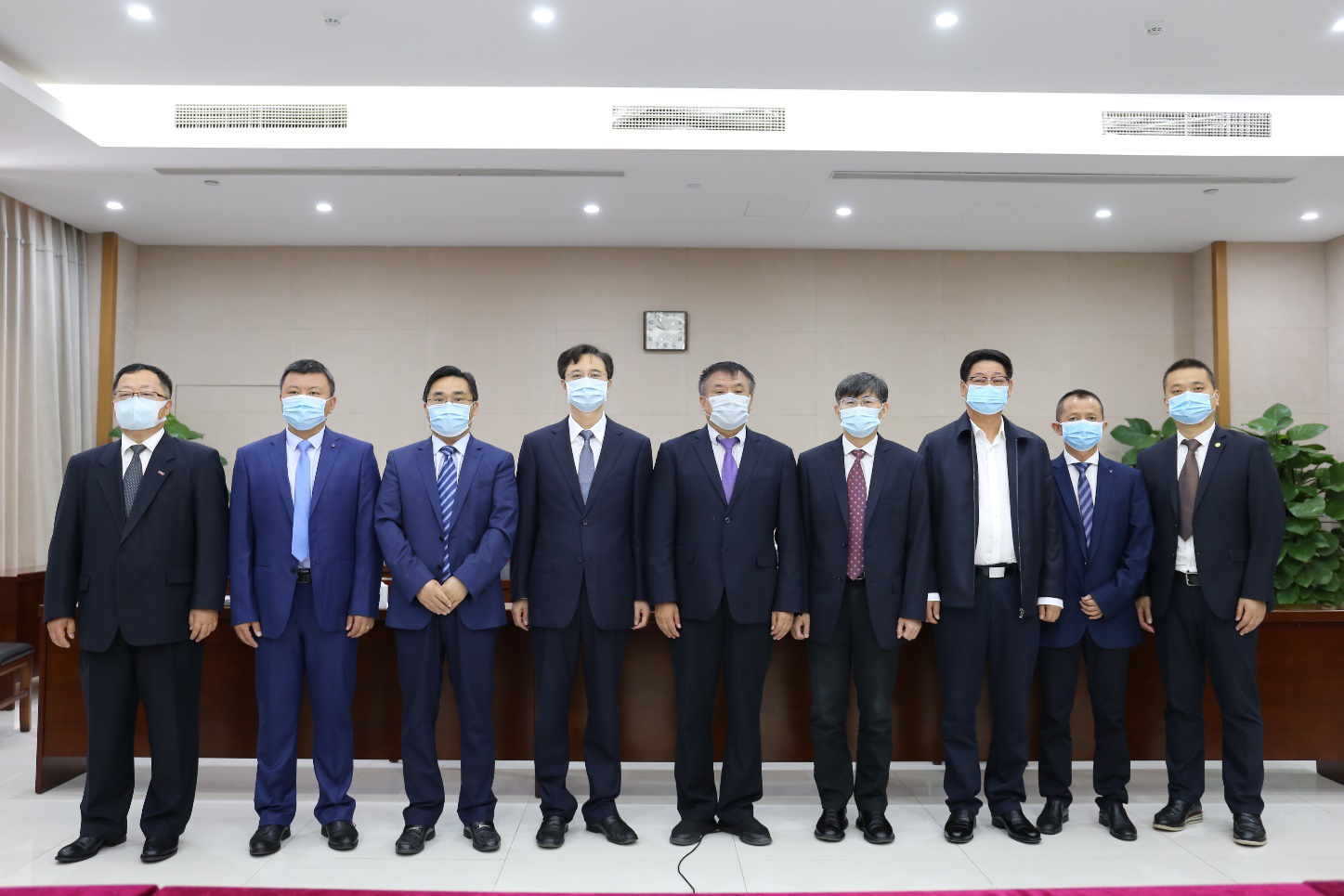 集团公司签订磨万铁路万象至万象施工合同