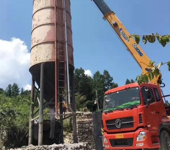 大吨位随车起重机助力新农村公路建设