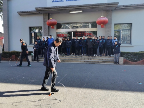 公司工会组织开展职工趣味运动会，营造浓厚节日氛围