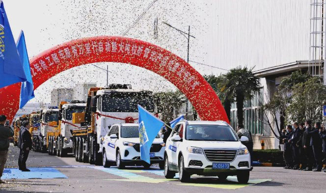 一再领潮万里至，澎湃随行向无疆｜2022年徐工随车服务万里行启动暨大吨位折臂式起重机批量发车仪式盛大举办！