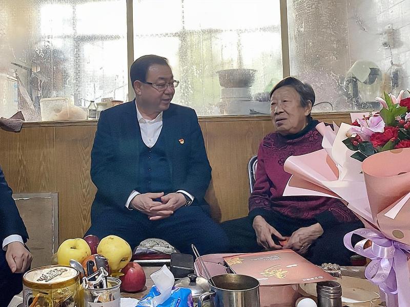 甘肃建投领导慰问退休老人