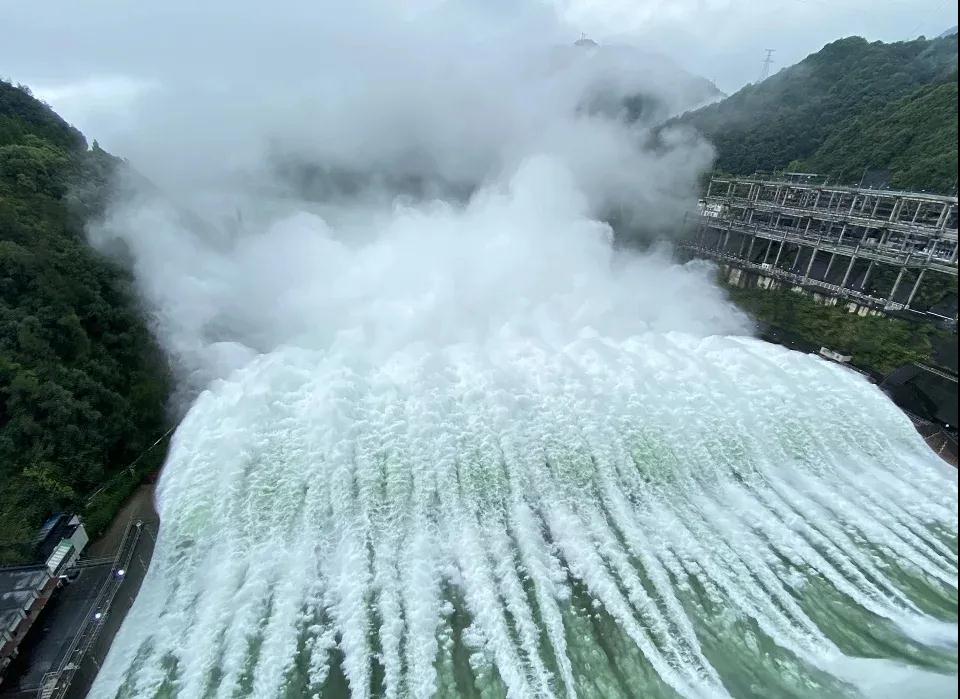 直击！新安江水库，九孔全开！