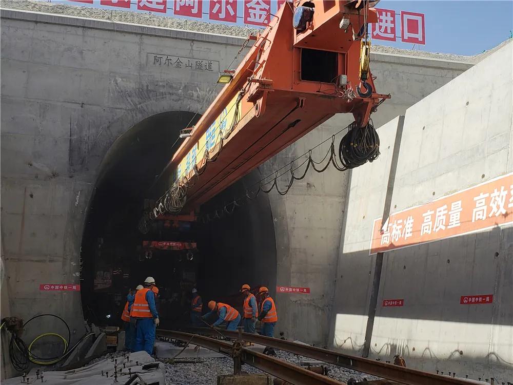 格库铁路阿尔金山隧道铺通！