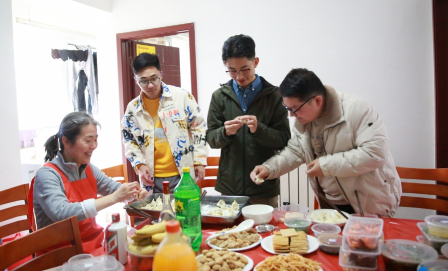 不一样的节日，一样的坚守