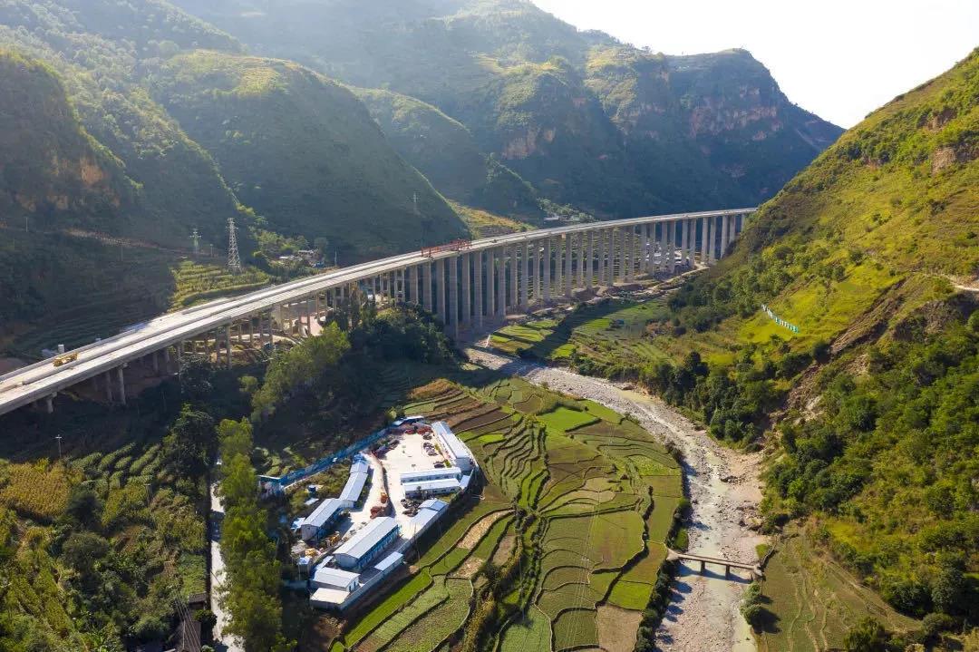 中建西部建设助力华丽高速项目树子特大桥左幅顺利贯通