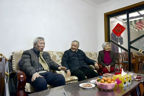 情暖新春送祝福 程并强一行节前慰问老员工