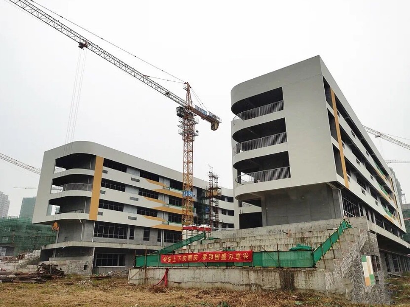 封顶大吉！我司建筑工地战犹酣 蔡甸实验学校力争12月底交付