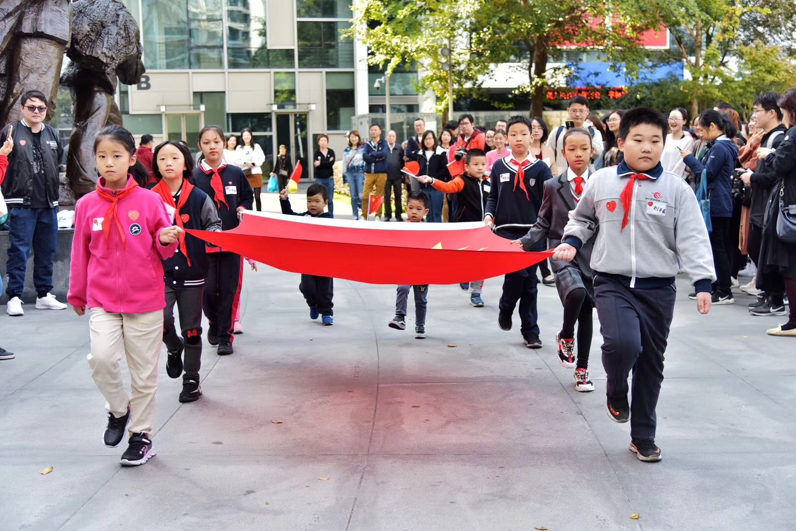 集团公司举办“国旗下成长”徐汇青少年升国旗暨爱国宣讲主题活动