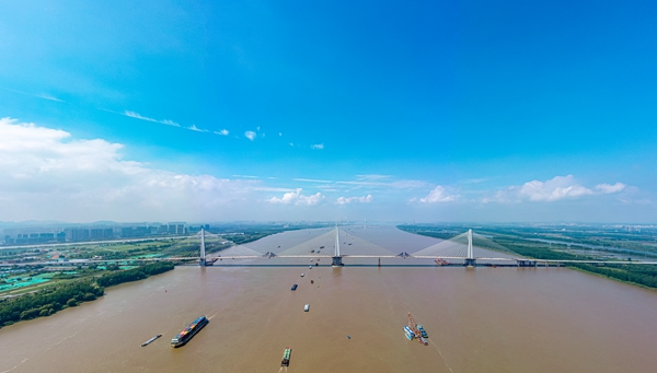 南京长江第五大桥跨江主桥顺利合龙