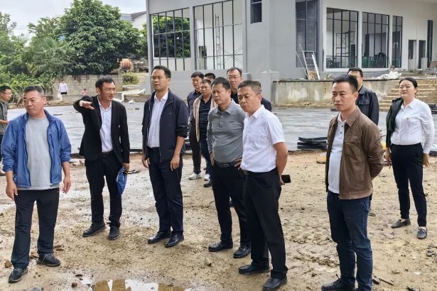 保山市隆阳区区委副书记、区长杨俊波调研潞江镇乡村振兴特色产业公共服务中心项目