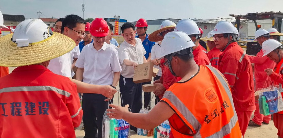 湖州市领导高温慰问宏润南浔项目部