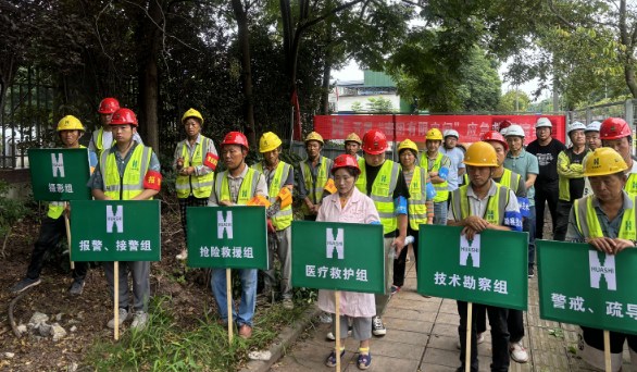 板仓工业园区中区雨污分流改造项目部开展“密闭有限空间”应急救援演练