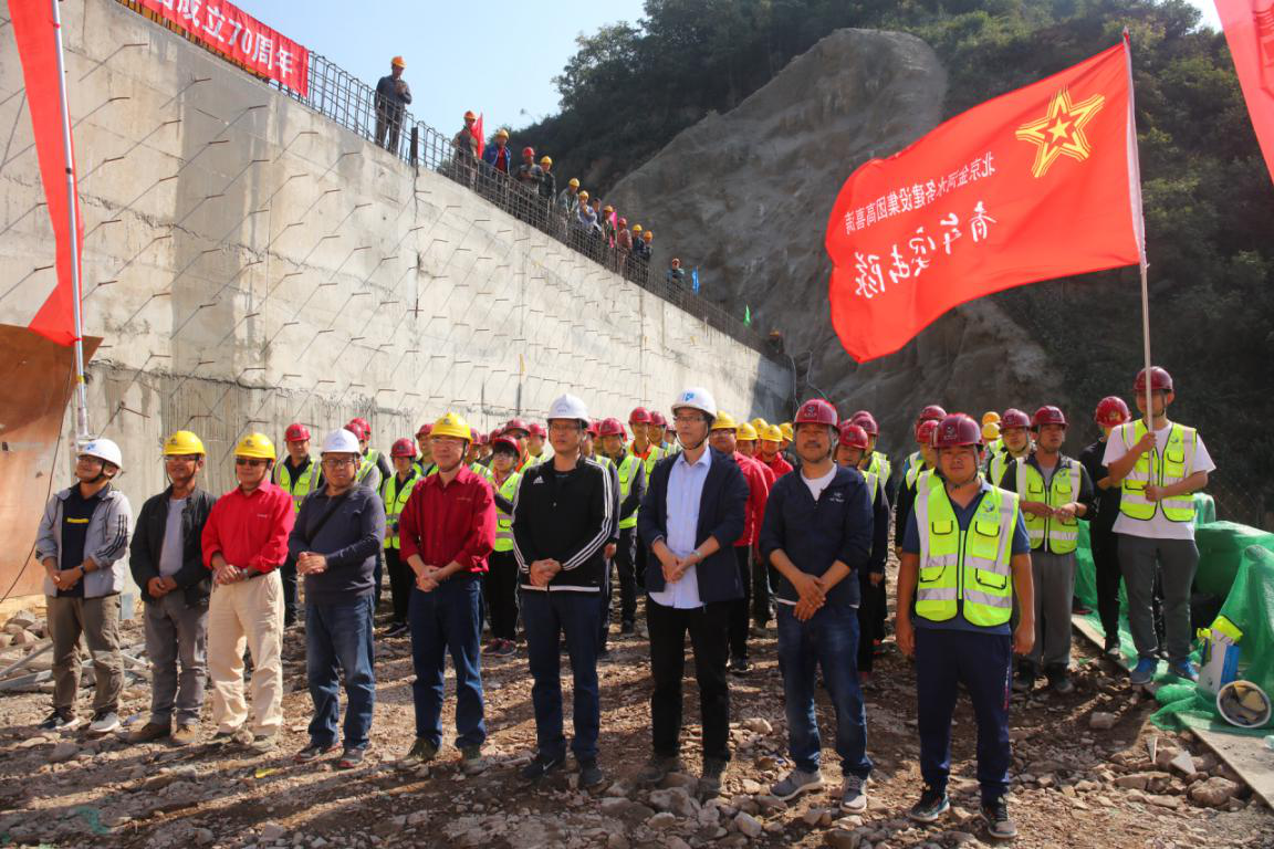 为新中国成立70周年献礼——冬奥延庆造雪引水系统工程1050m塘坝提前封顶