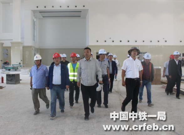 中国铁路乌鲁木齐局集团有限公司党委书记、董事长张海涛一行到中铁一局建安公司阿克苏火车站站房改扩建项目调研
