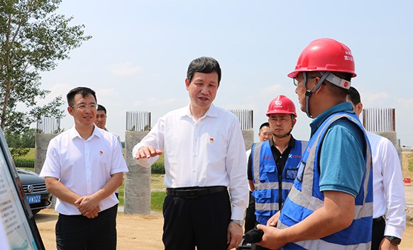 靳国卫到台黑高速2标调研项目建设情况