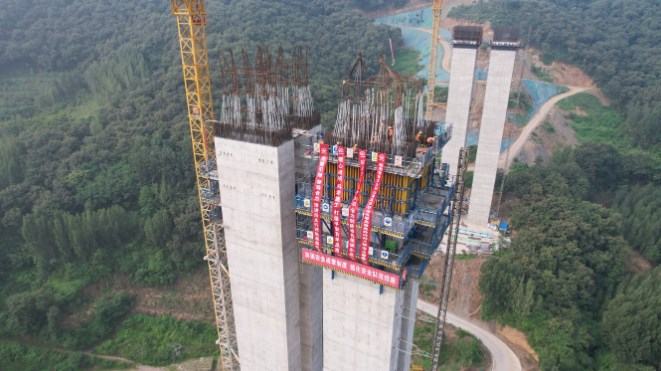 沿太行山高速西延段全线“第一高墩”顺利封顶