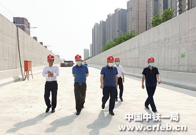 中铁一局副总经理李冬立一行到二公司沈阳快速路隧道工程项目指导工作