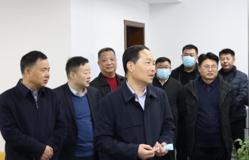梁向峰、王国强春节前夕深入市场营销中心慰问看望一线在岗员工