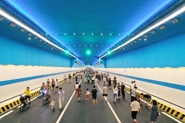市城乡交通运输局局长贾玉良察看集团顺河快速路南延建设工程望岳路隧道通车准备工作