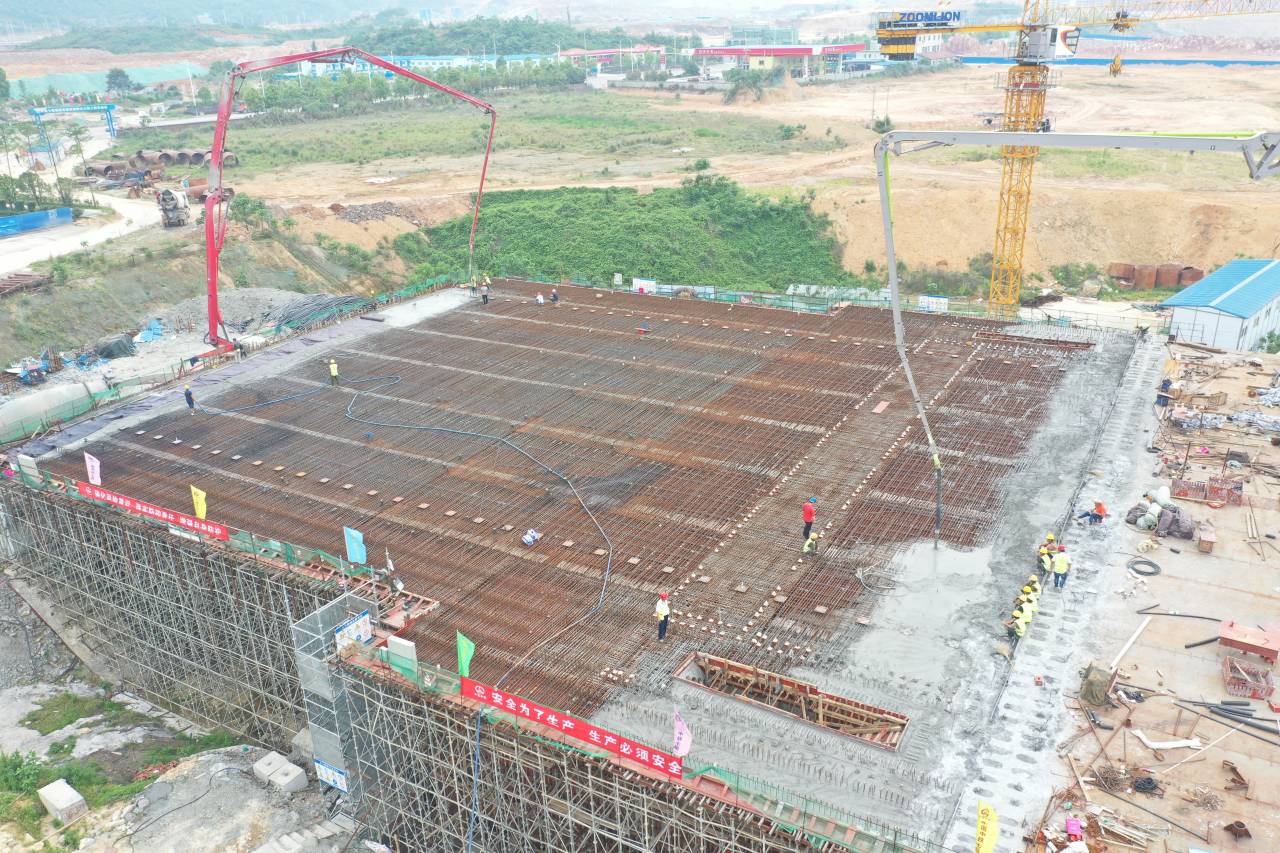 中铁七局怀化舞水大桥西岸锚跨箱梁顶板施工顺利完成